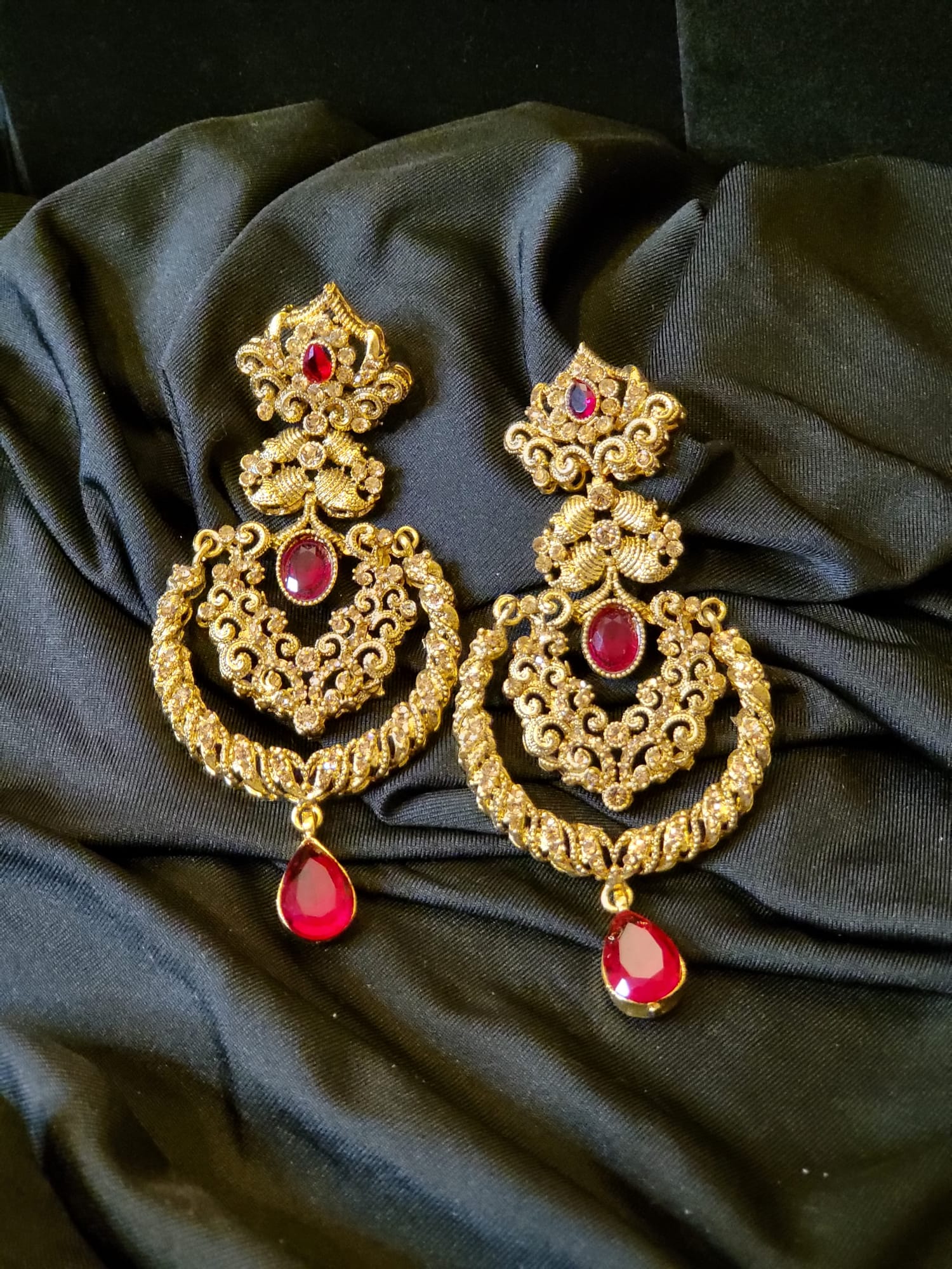 Majestic Gold Stone Jhumka Earrings Design With Kemp Online J25118-megaelearning.vn
