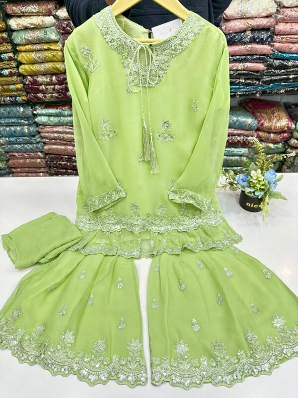 Girls 3pc ghrara outfit Size: 26---36